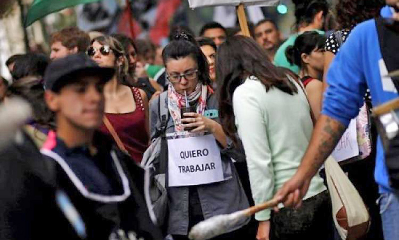 En julio se perdieron casi 60 mil empleos registrados y los salarios privados cayeron 5,2 puntos