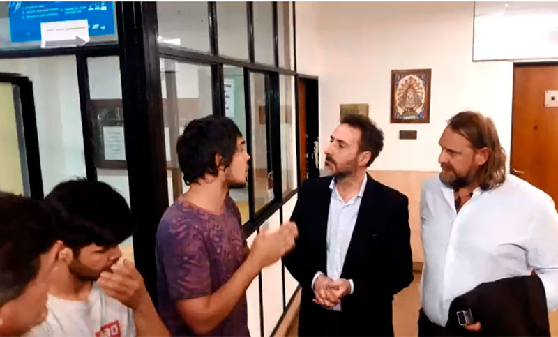 Docentes y alumnos en contra de la presencia del diputado Villalonga en la UTN