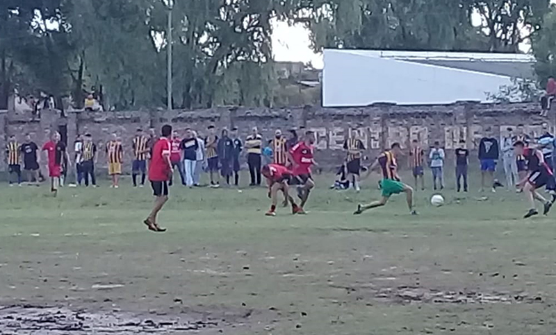 Los barrios de la ciudad se adueñaron del clásico y lo juegan con pasión