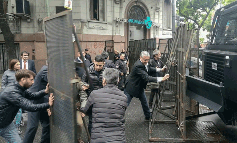 Ni los diputados se salvaron de la represión