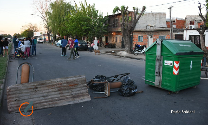 Vecinos tiraron una columna en reclamo de la reparación de una cloaca