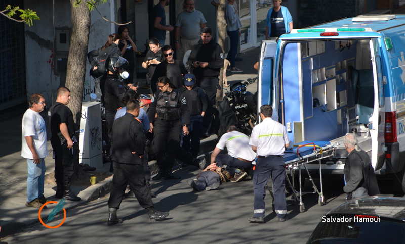 Un policía atropelló a una mujer mientras realizaban una persecución
