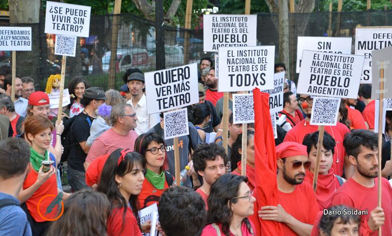 Con un escenario móvil, actores se manifestaron contra la reducción del presupuesto al teatro