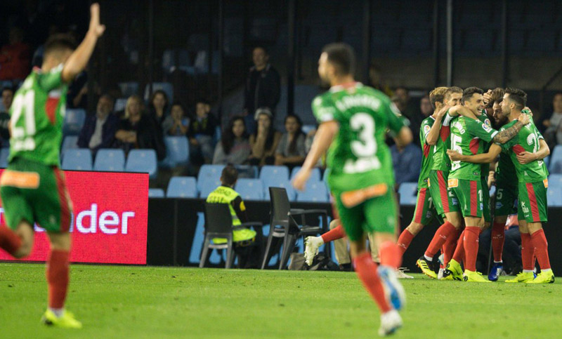 El sorprendente Alavés se apoderó de la punta en la Liga española
