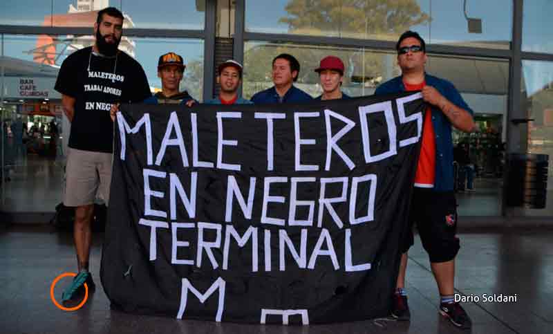 Maleteros: “Sólo queremos que nos reconozcan como lo que somos, trabajadores”