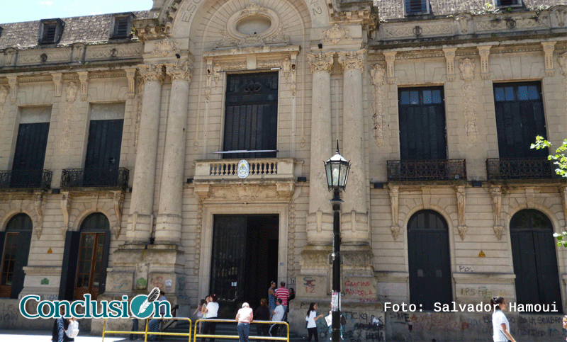 El Normal 2 sin clases: por la lluvia se hundió parte del patio