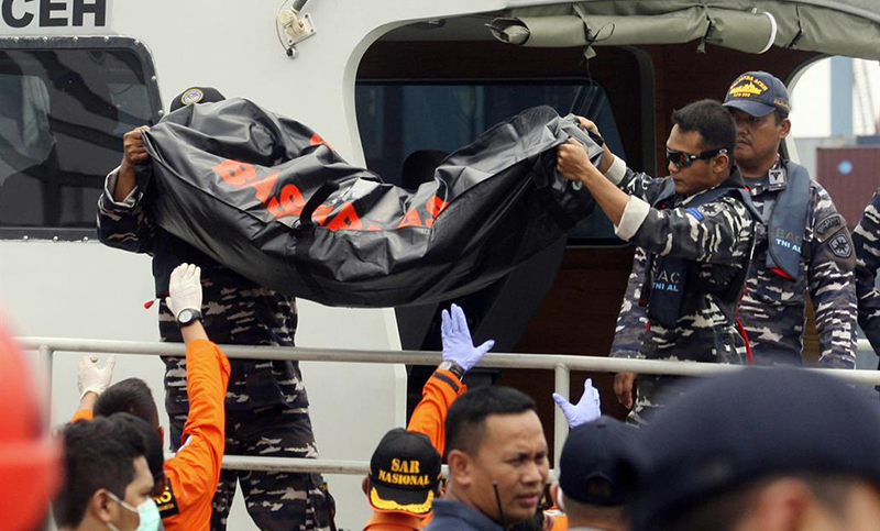 Socorristas hallan más restos humanos del avión accidentado en Indonesia