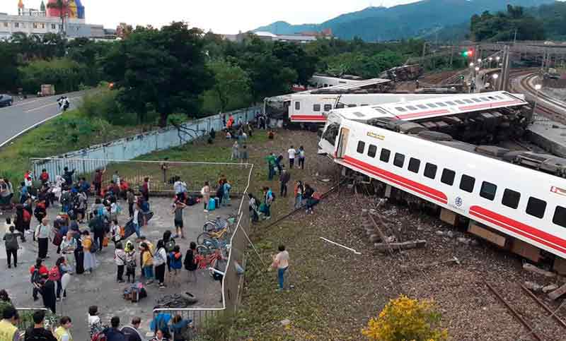 Al menos 22 muertos en descarrilamiento de un tren en Taiwán