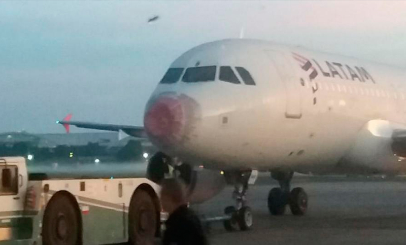 Avión sufrió graves daños por tormenta de granizo y tuvo que aterrizar de emergencia