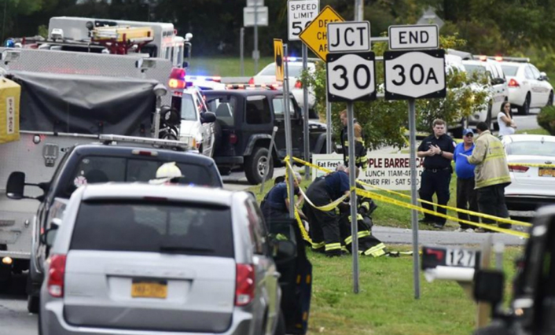 Una limusina atropelló y mató a varias personas afuera de un café en Nueva York