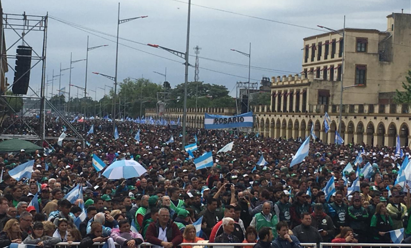 Masiva movilización convocada por Moyano y en unidad con la Iglesia