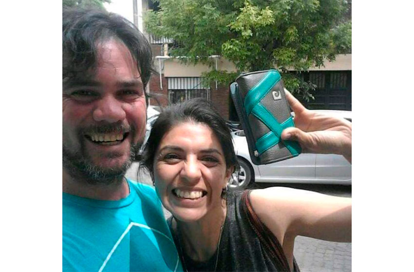 Encontró una billetera con plata, lo publicó en las redes y se la devolvió a la dueña