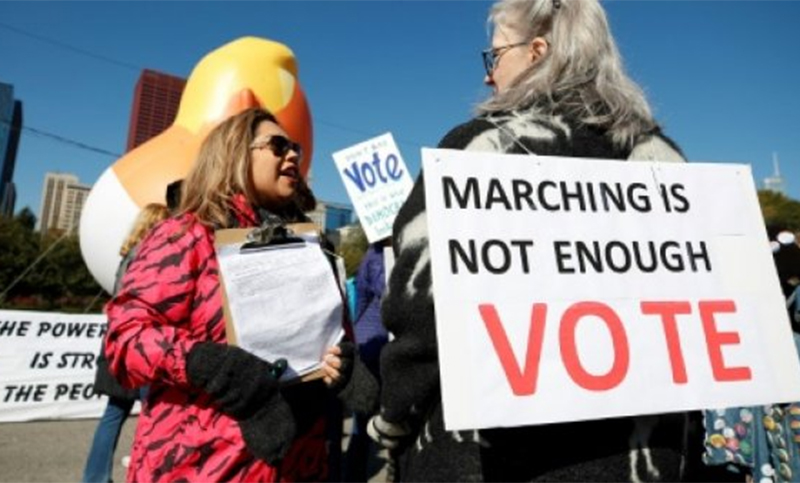 Multitudinaria manifestación en Chicago contra la política «anti-mujeres» de Trump