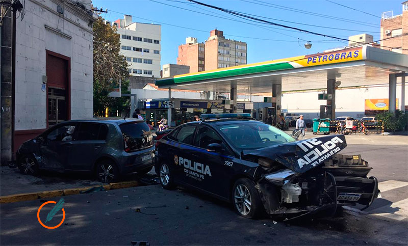 Una mujer herida tras un violento choque entre un auto y un patrullero