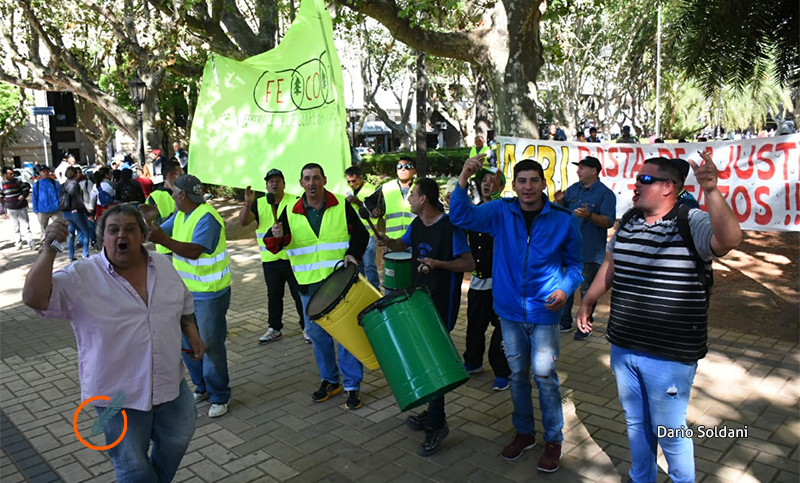 Trabajadores de Cooperativas movilizaron frente a la Municipalidad