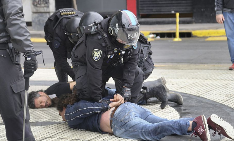 Extranjero detenido: «Paseaba cuando dos o tres policías me tiraron al piso y me ataron»
