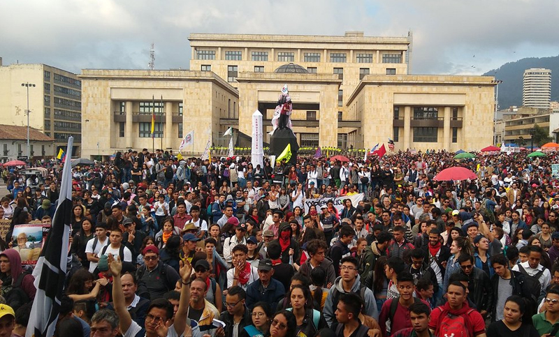 Estudiantes vuelven a las calles de Colombia en defensa de la educación pública