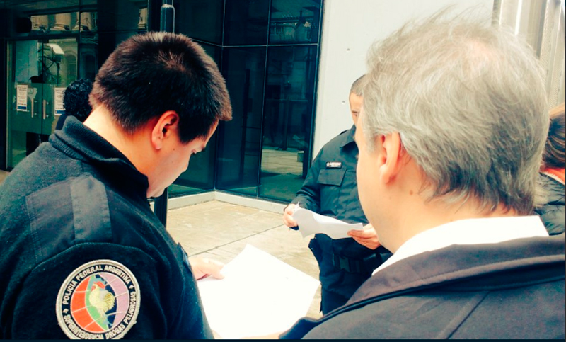 Con una lista en manos de policías, se anunciaron 35 despidos en el Enacom