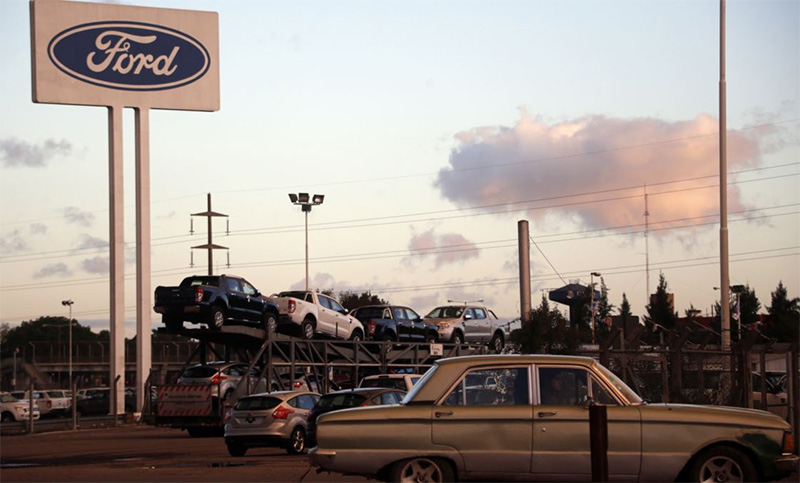 Por “exigencias de mercado”, Ford comienza a ofrecer retiros voluntarios