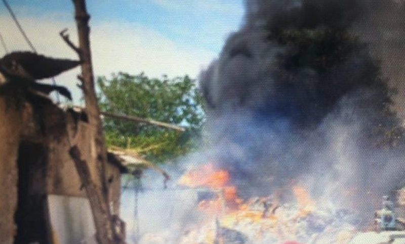 Voraz incendio en un depósito de papeles en la zona sur