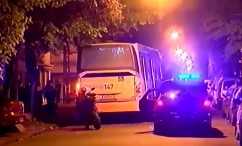 Asaltaron a una mujer, huyeron y se estrellaron contra un colectivo