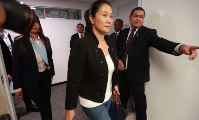 Peruanos creen que Keiko Fujimori debe atravesar su juicio en la cárcel