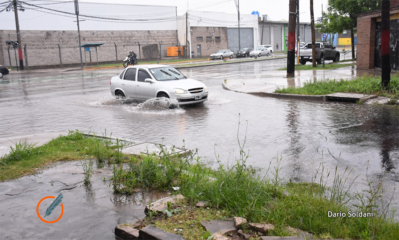 El dilema de los días de lluvia en las calles rosarinas