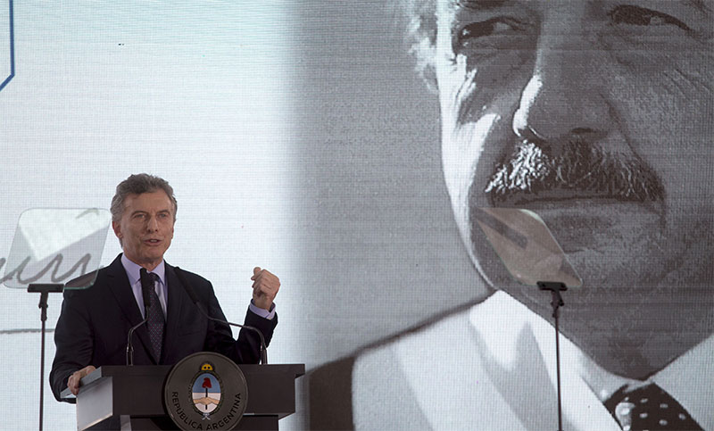 Macri homenajeó a Alfonsín en Casa Rosada y pidió por “una Argentina unida”