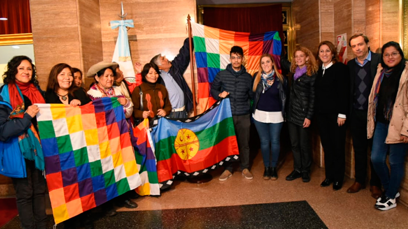 Histórico: se incluyó la bandera Wiphala en la Galería de Honor de las Banderas del Monumento