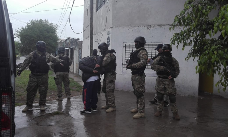 Allanamientos con cinco detenidos y secuestro de armas por balaceras a la Justicia