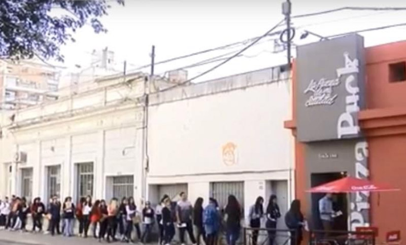 Ofreció trabajo en su pizzería y recibió más de mil curriculum