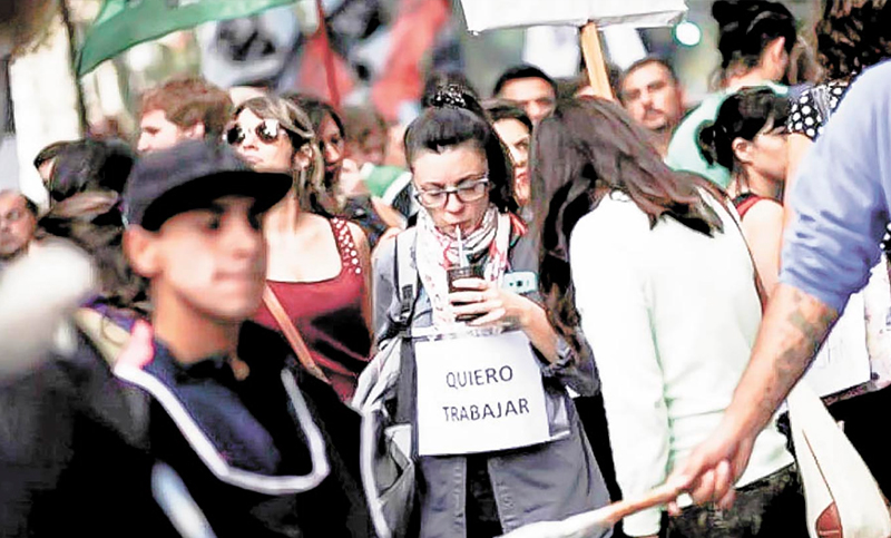 Crisis laboral: 26% de los jóvenes bonaerenses está desocupado y el 54% trabaja en negro