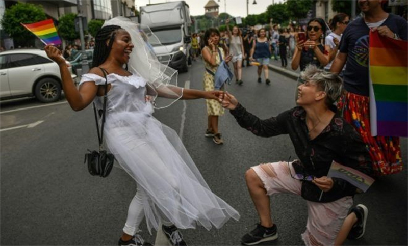 Una Rumania dividida vota para prohibir el matrimonio gay