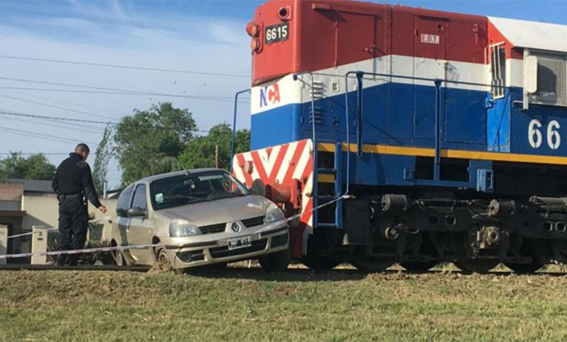 Fatal siniestro en Roldán: un tren arrolló un auto y falleció el conductor