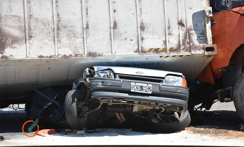 Rescataron a las dos mujeres atrapadas tras el vuelco de un camión sobre su auto
