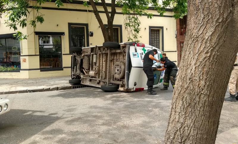Volcó una ambulancia en Santiago y Montevideo