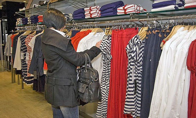 Industriales textiles en alerta: la venta de ropa minorista descendió un 21 % desde 2015
