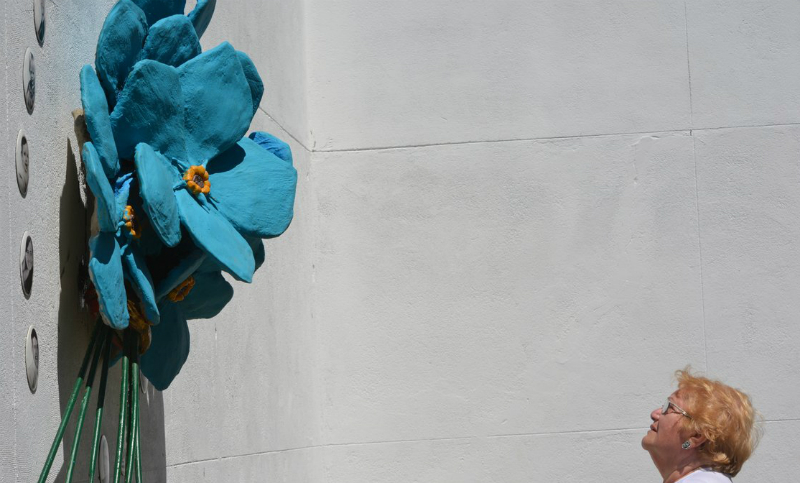Una flor para recordar a víctimas de siniestros viales
