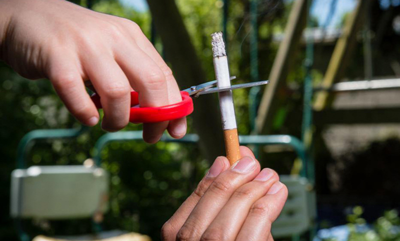 Prohíben por primera vez en Chile fumar en plazas y parques