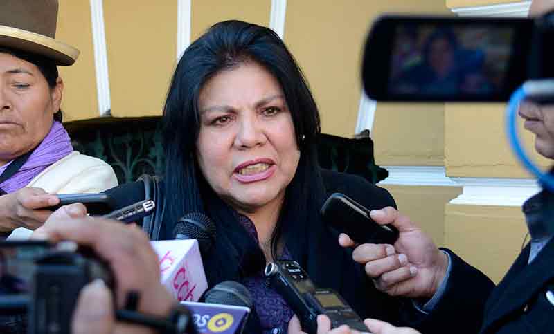 Una mujer que admira a Bolsonaro entra a la carrera electoral en Bolivia