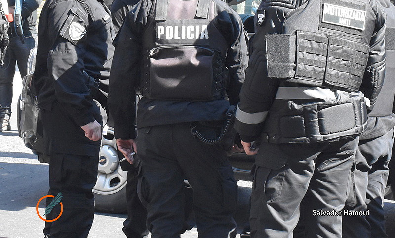 Denuncian brutal agresión policial contra una mujer y su hijo