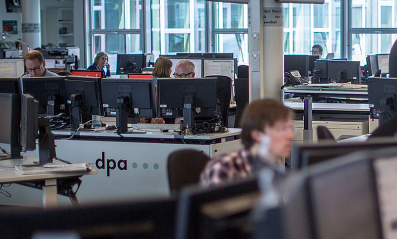 La agencia de noticias DPA cerró su servicio en español y echó a cerca de 60 periodistas