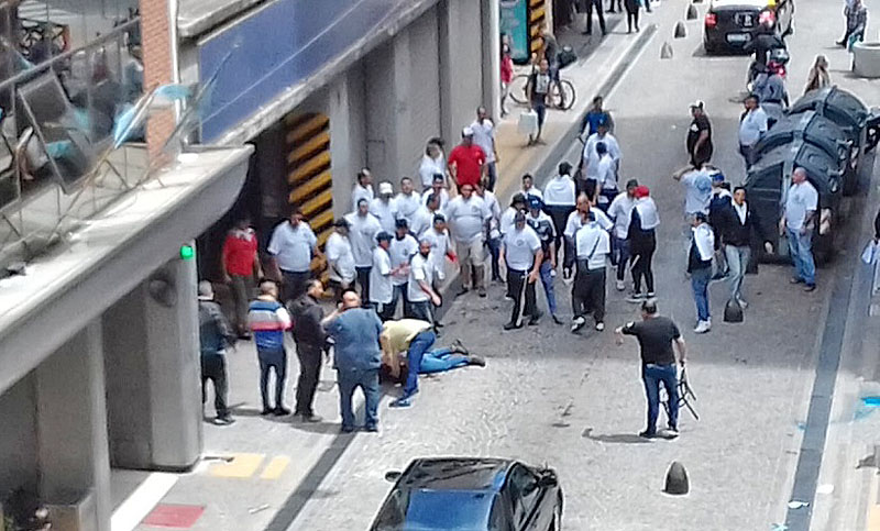 Una patota del opositor a Cavalieri entró violentamente en la sede de Empleados de Comercio