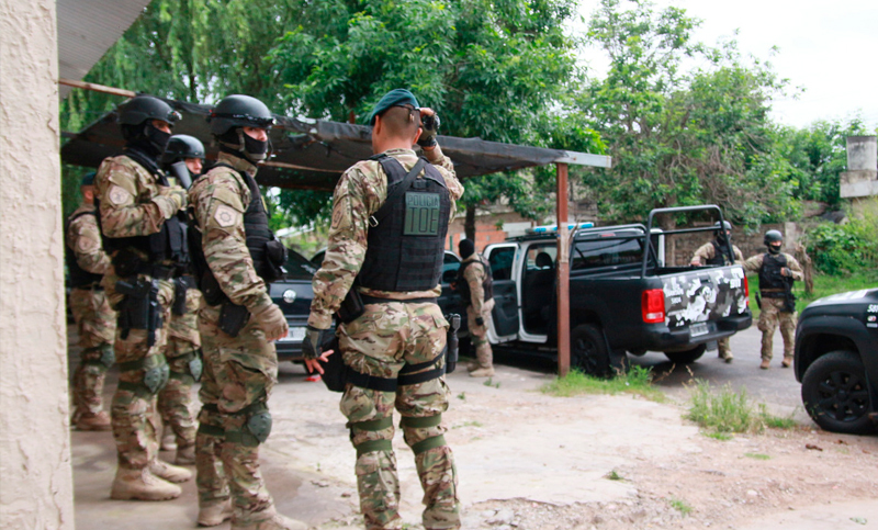 Procedimientos antidrogas: dos policías heridos, una comisaría allanada y un efectivo detenido