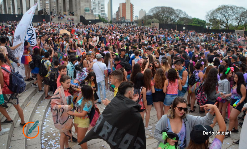 Banderazo estudiantil: risas, bocinas y pura fiesta
