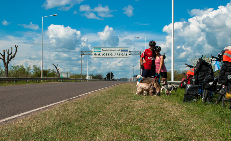 Una pareja rosarina viaja en bicicleta junto a sus perros