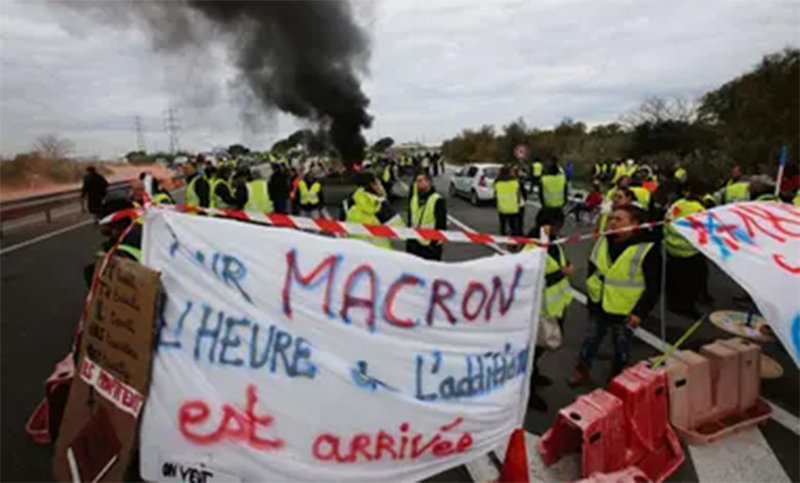 Los «chalecos amarillos» protestan en París para presionar al gobierno francés