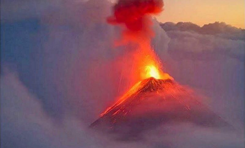 Casi 3.000 evacuados en Guatemala por una nueva erupción del volcán de Fuego