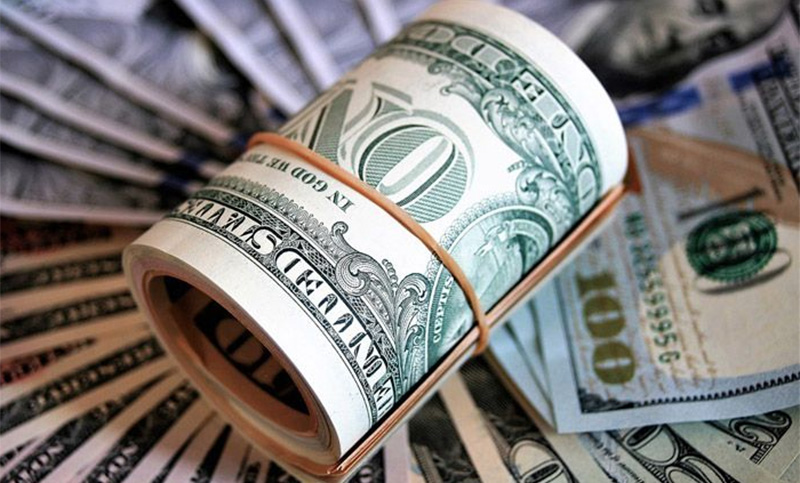 El dólar cedió 49 centavos y cerró a la baja una semana inestable