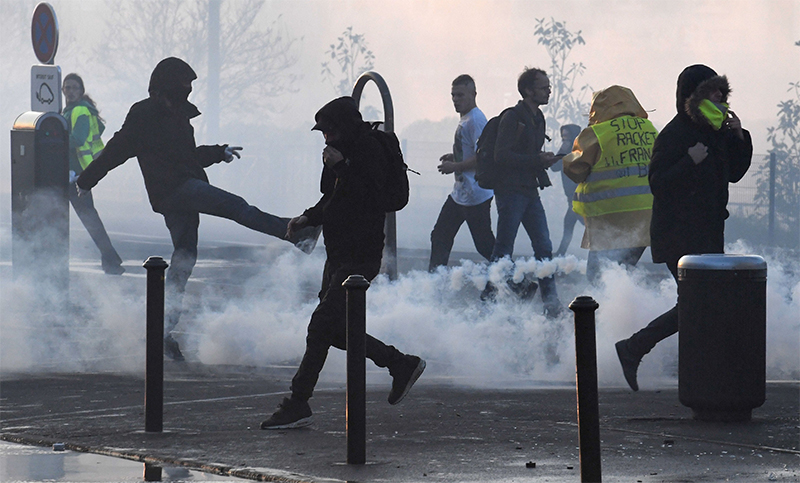 Masivas protestas “anti-Macron” por el alza de combustibles en Francia